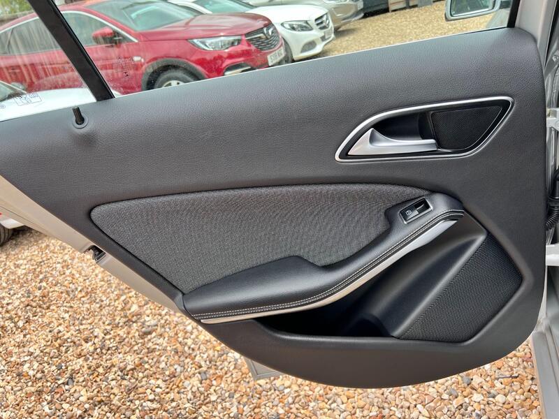 MERCEDES-BENZ A CLASS 1.6 A180 BlueEfficiency SE 2013