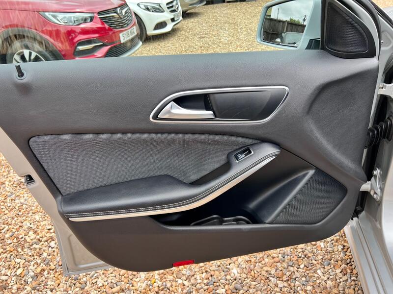 MERCEDES-BENZ A CLASS 1.6 A180 BlueEfficiency SE 2013